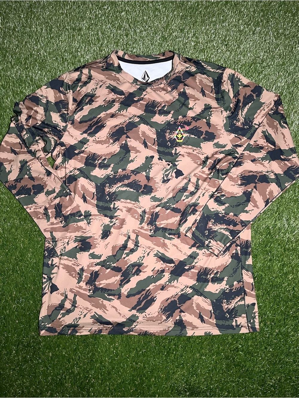 Volcom Hawaii Men’s XL Camo Long Sleeve Shirt - Rashguard